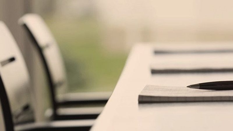企业在选择高校发明专利或实用新型专利时，应综合考虑以下因素：
